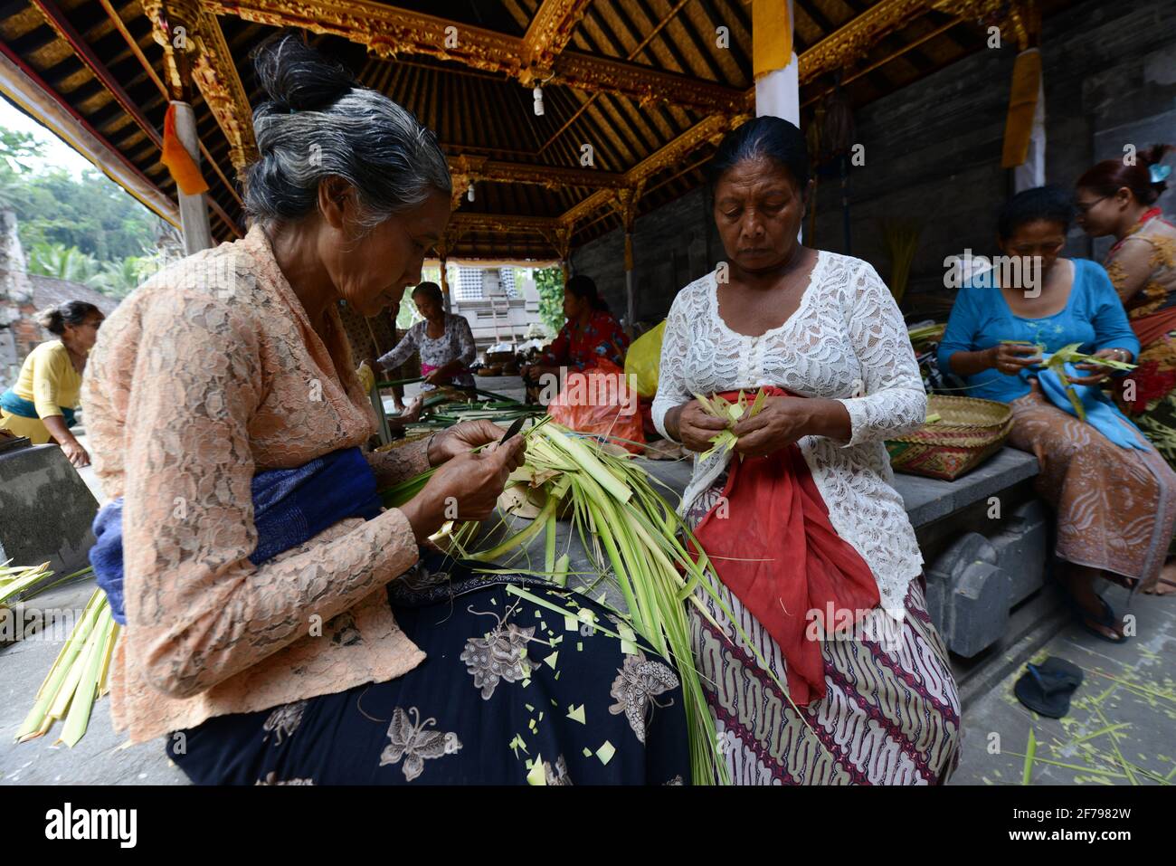 Le donne balinesi che hanno appeso cesti al tempio Gunung Kawi di Bali, Indonesia. Foto Stock