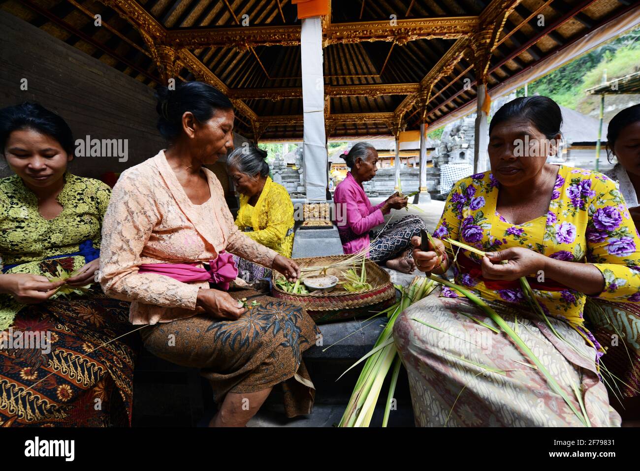 Le donne balinesi che hanno appeso cesti al tempio Gunung Kawi di Bali, Indonesia. Foto Stock