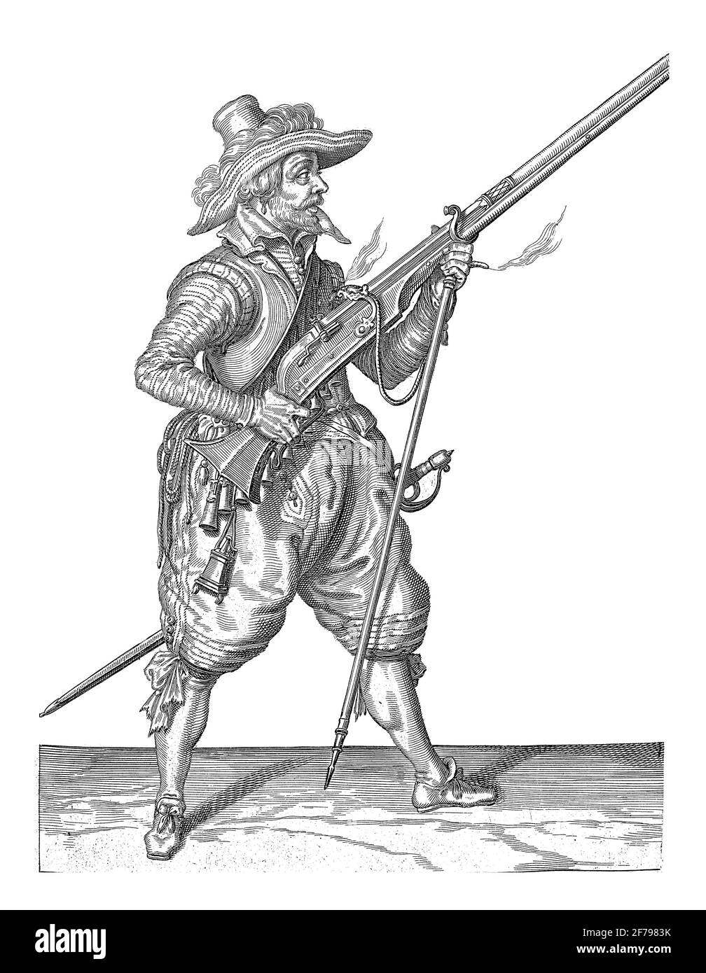 Un soldato, a tutta lunghezza, a destra, che tiene un musket (un particolare tipo di arma da fuoco) con la mano destra rivolta obliquamente verso l'alto mentre si posiziona una f Foto Stock