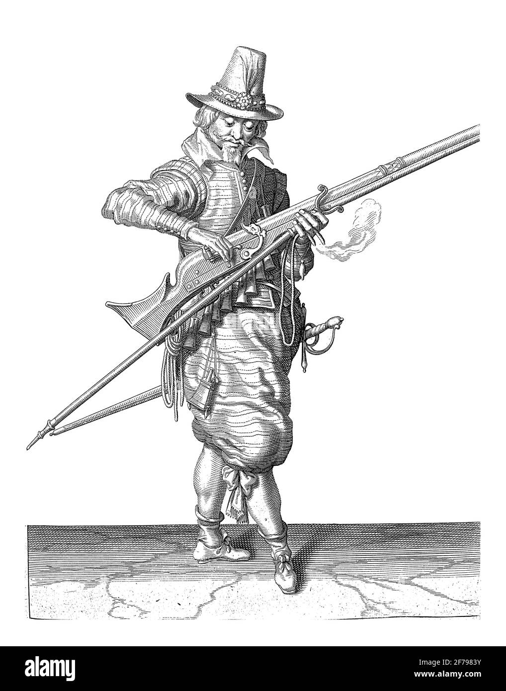 Un soldato, a lunghezza intera, a destra, che chiude con la mano destra la padella (il contenitore della polvere) del suo musetto, incisione d'annata. Foto Stock