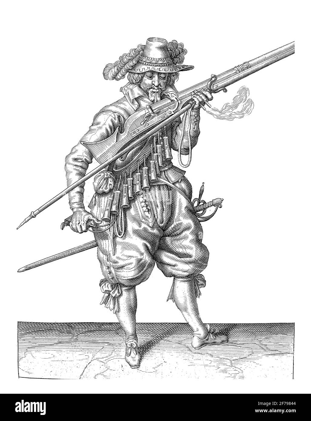 Un soldato, di lunghezza intera, dopo sulla destra, che tiene un musket (un certo tipo di arma da fuoco) alla sua bocca e la soffia sopra la padella, incisione vintage. Foto Stock