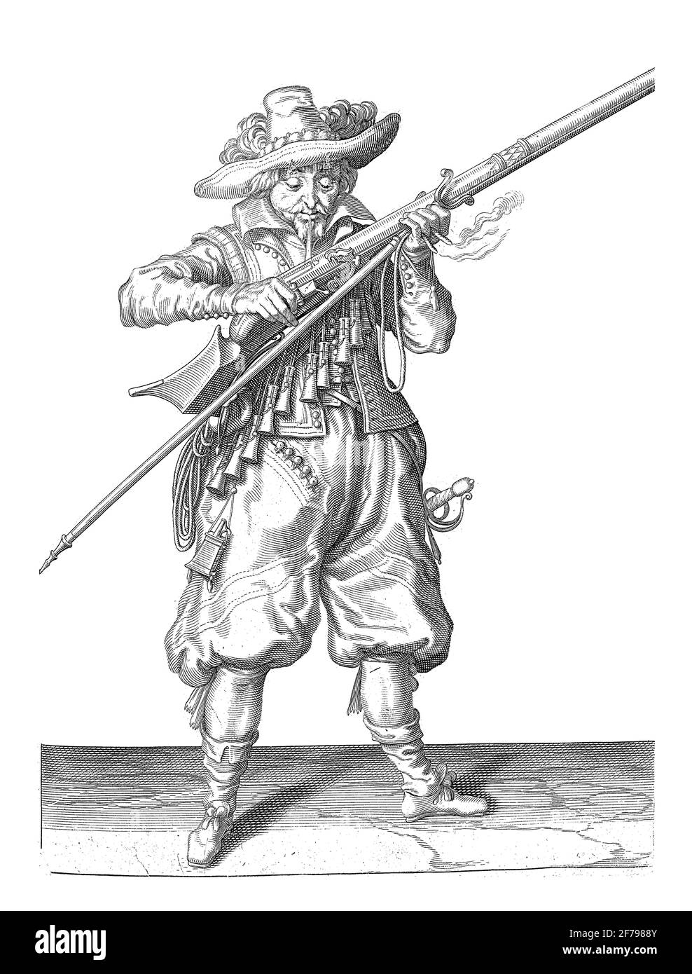 Soldato, a lunghezza piena, usando entrambe le mani tiene un musket (un certo tipo di arma da fuoco) nella sua bocca e lo soffia sopra di esso per ottenere qualsiasi polvere che è caduto Foto Stock