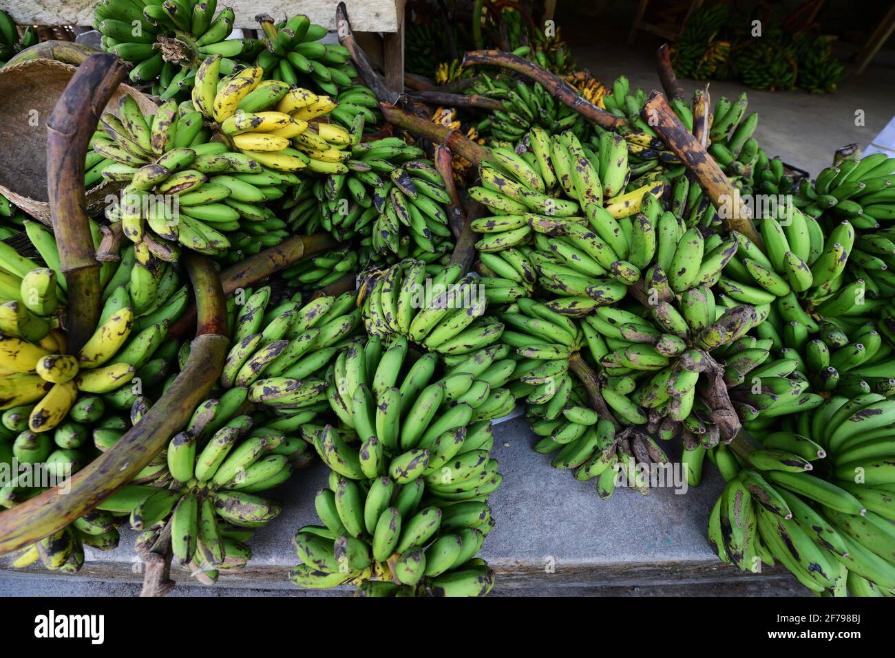 Offerte di banane al tempio indù Gunung Kawi a Bali, Indonesia. Foto Stock