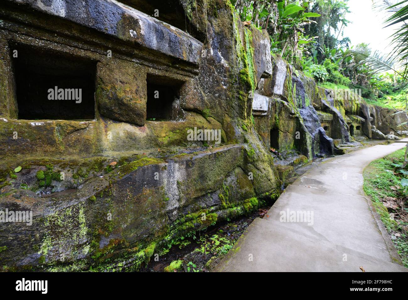 Il tempio Gunung Kawi è un antico e sereno complesso di templi indù tra campi di riso, noto per i suoi santuari scolpiti da una scogliera. Foto Stock