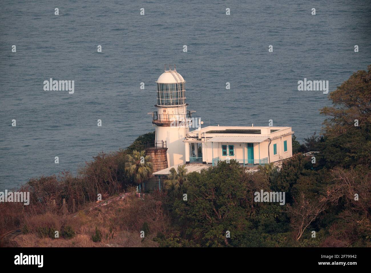 Green Island Lighthouse, su Green Island nel porto di Hong Kong, vista dal Monte Davis, Hong Kong, nel tardo pomeriggio 26 febbraio 2021 Foto Stock