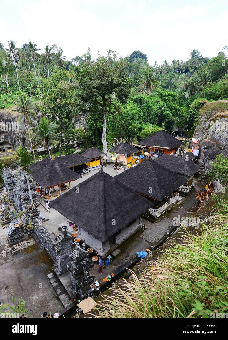 Il tempio Gunung Kawi è un antico e sereno complesso di templi indù tra campi di riso, noto per i suoi santuari scolpiti da una scogliera. Foto Stock