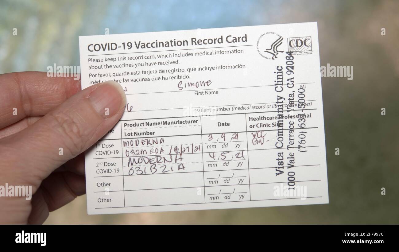 Primo piano di una scheda di registrazione della vaccinazione del Covid 19 completata. Editoriale illustrativo preso a Vista, CA USA il 4 aprile 2021. Foto Stock