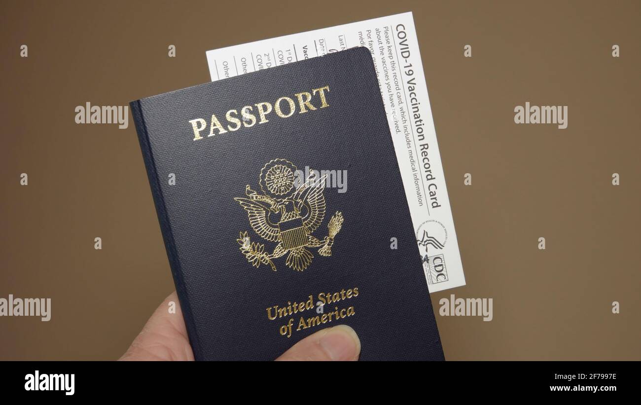 Concetto di viaggio - primo piano del passaporto statunitense con la scheda di registrazione della vaccinazione Covid-19. Editoriale illustrativo preso a Vista, CA USA il 4 aprile 2021. Foto Stock