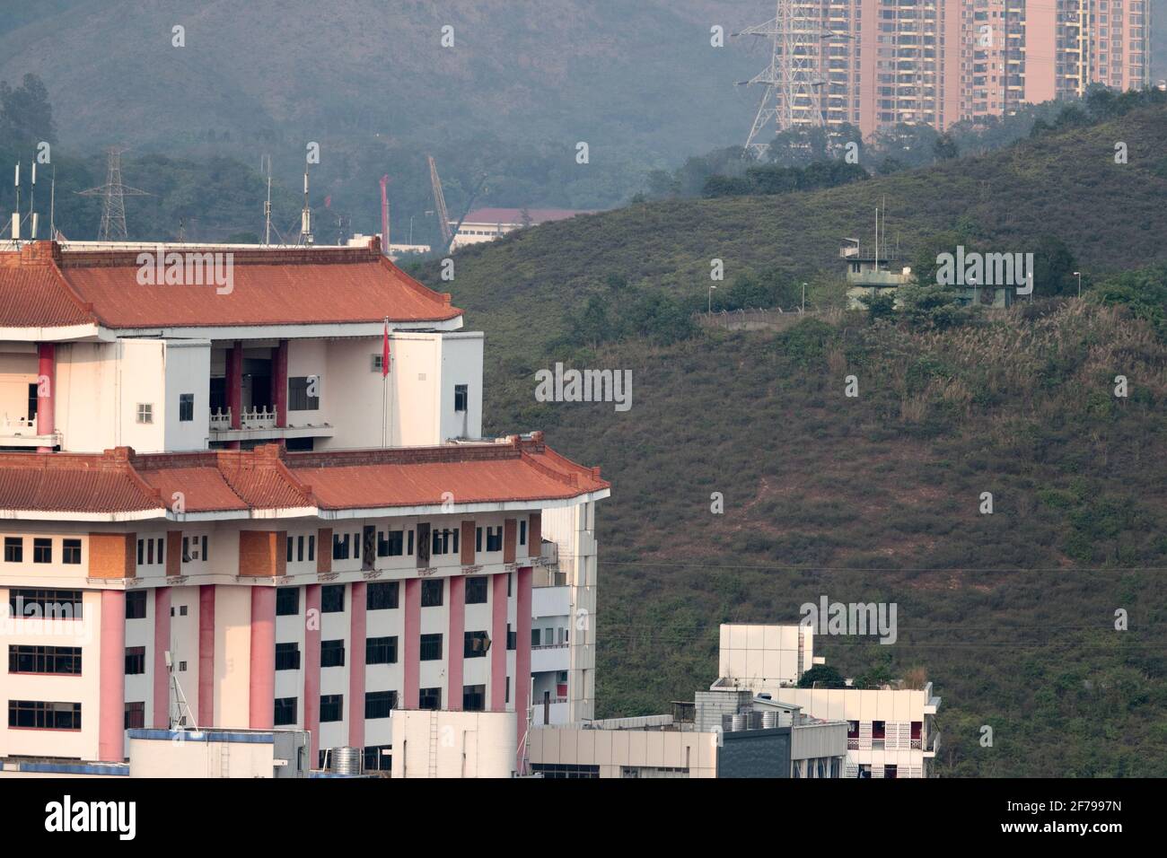 Area Luohu di Shenzhen City, (a sinistra) con Nam Hang Police Post (sulla collina, a destra), nuovi territori, Hong Kong / zona di confine Shenzhen Cina, marzo 2021 Foto Stock