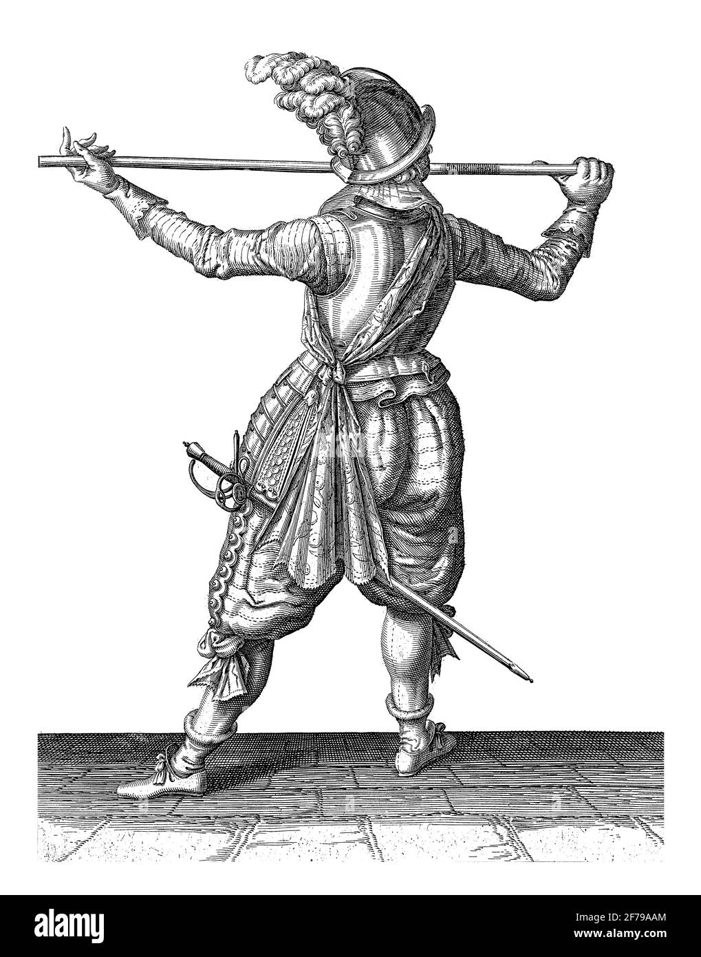 Soldato, visto dalla parte posteriore, portando la lancia orizzontalmente con entrambe le mani all'altezza del naso, la mano destra alla base dell'arma, il volto si girò Foto Stock