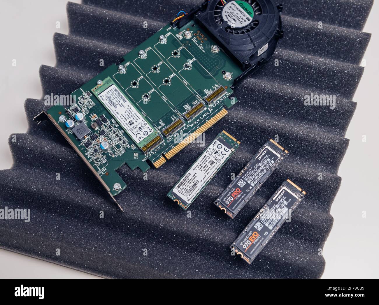 Nuovo disco Dell Ultra Speed Quad NVMe M2 con Più dischi NVME Foto Stock