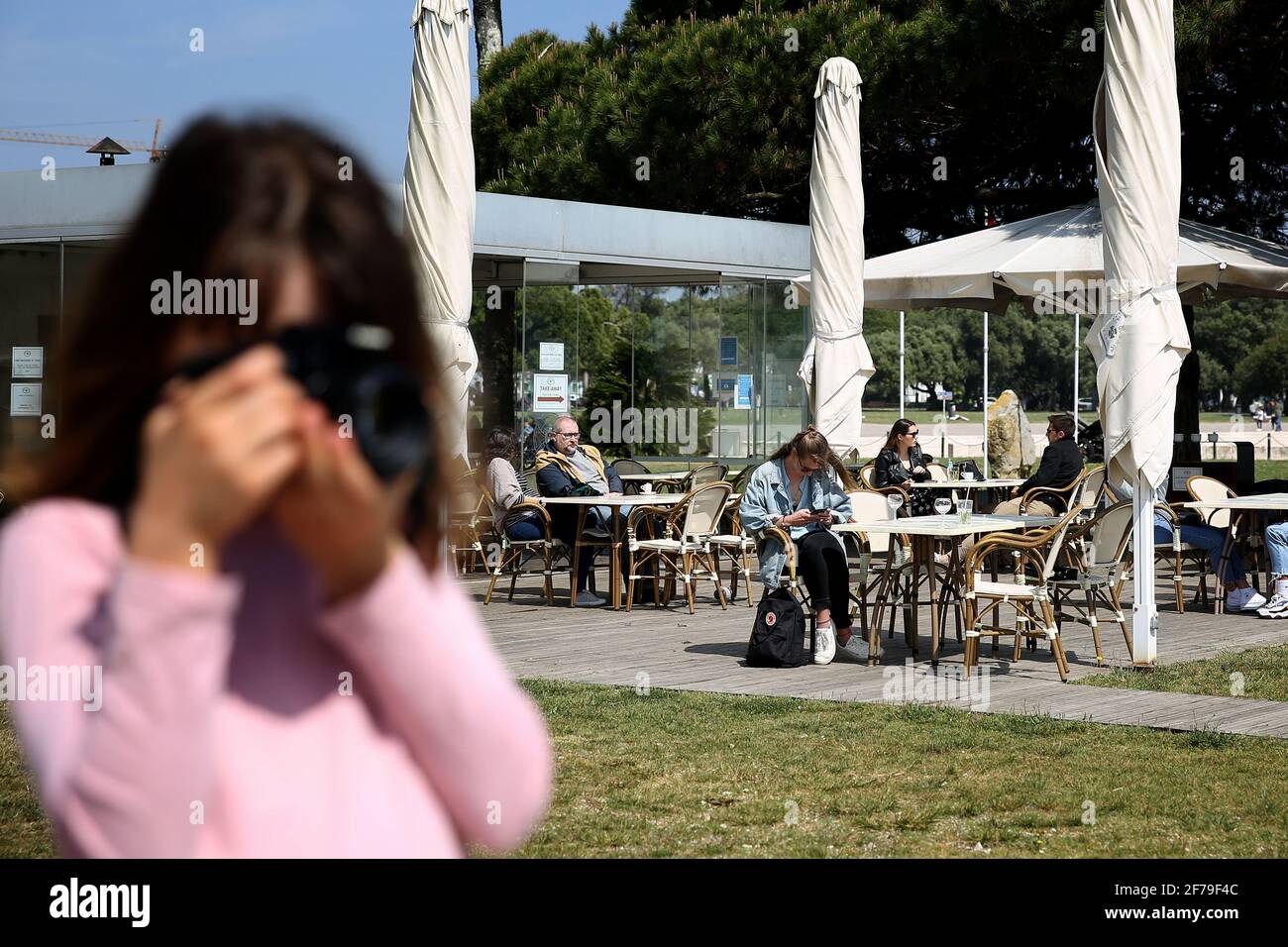 Lisbona, Portogallo. 5 Aprile 2021. La gente siede in una terrazza di caffè a Lisbona, Portogallo, 5 aprile 2021. Lunedì il presidente portoghese Marcelo Rebelo de Sousa ha chiesto "uno sforzo nazionale da parte di tutti per evitare battute d'arresto" all'inizio della seconda fase del programma di deconfinamento del paese. Credit: Pedro Feuza/Xinhua/Alamy Live News Foto Stock