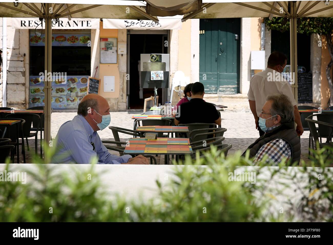 Lisbona, Portogallo. 5 Aprile 2021. La gente siede in una terrazza del ristorante a Lisbona, Portogallo, 5 aprile 2021. Lunedì il presidente portoghese Marcelo Rebelo de Sousa ha chiesto "uno sforzo nazionale da parte di tutti per evitare battute d'arresto" all'inizio della seconda fase del programma di deconfinamento del paese. Credit: Pedro Feuza/Xinhua/Alamy Live News Foto Stock