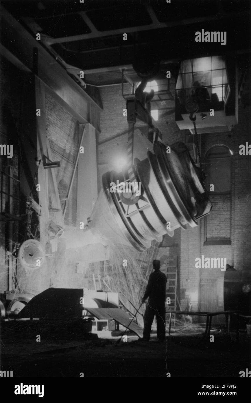 Produzione di ghisa nella cappa di ferro da stiro maschile. Foto Stock