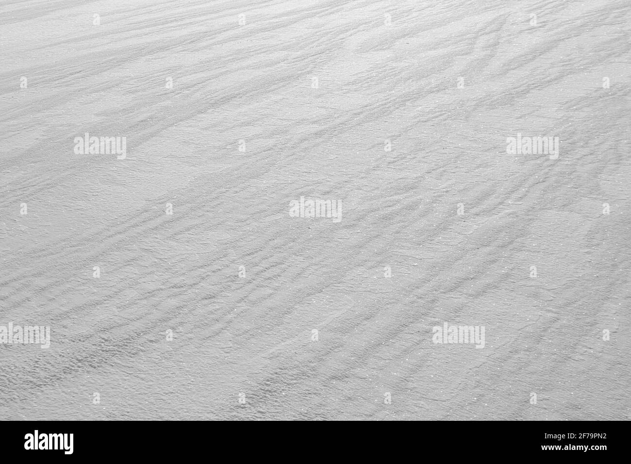 Linee diagonali sbiadite sulla superficie di sfondo bianco puro e scintillante Foto Stock