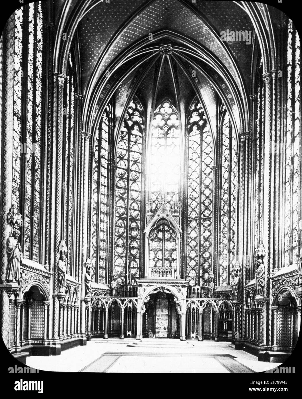 Immagine chiara, fotografia dell'interno della Cattedrale Sainte-Chapelle, Parigi Foto Stock