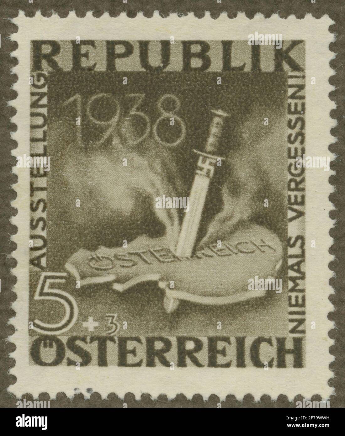 Timbro dell'Associazione Filatelista di Gösta Bodman, iniziato nel 1950. Il timbro dall'Austria, 1946. Mappa dell'Austria trafitto da un pugnale. "Mostra antifascista a Vienna". Foto Stock