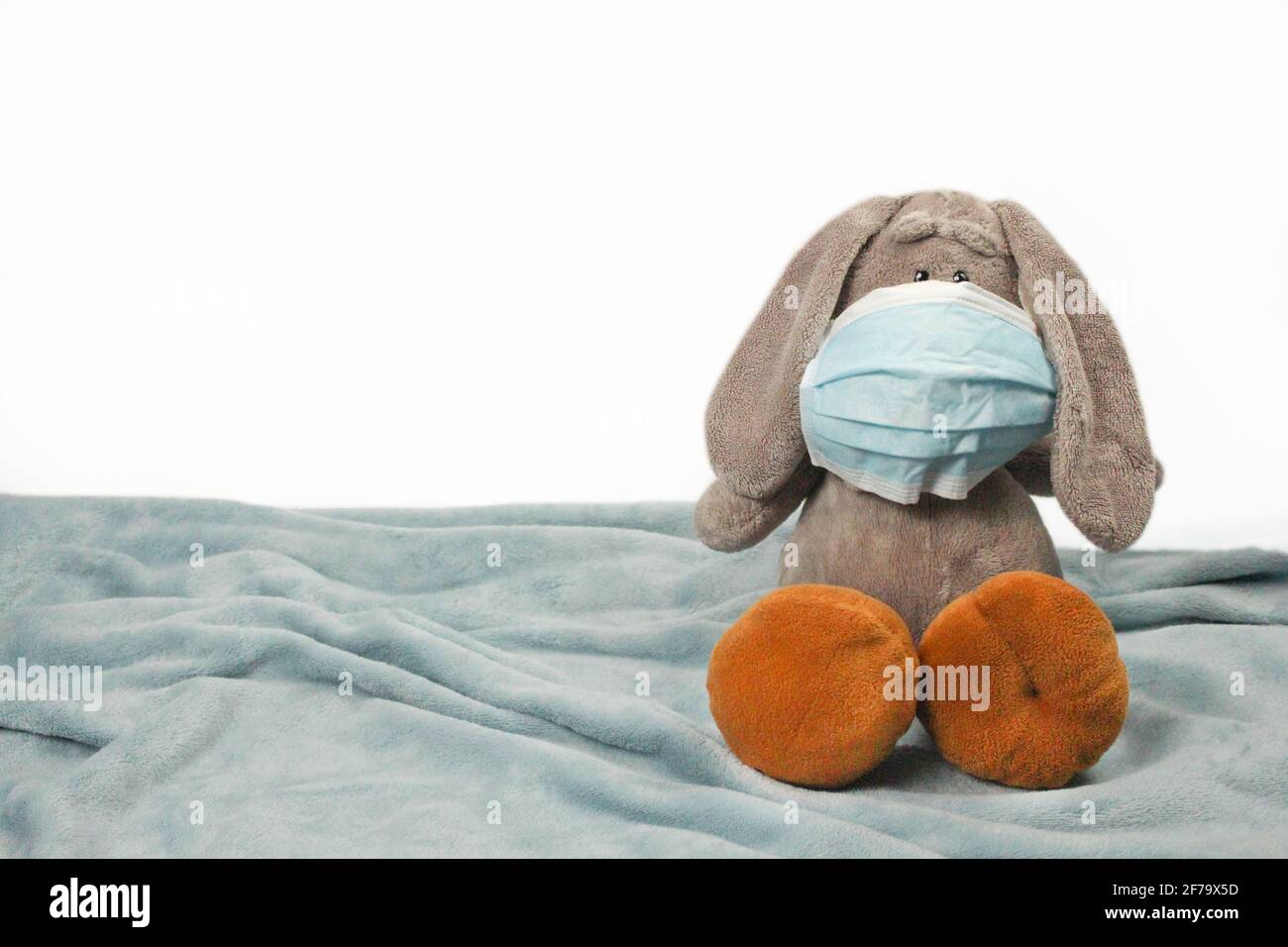 Un peluche malato giocattolo in una maschera. Influenza raffreddori malattia  batterio virus. Peluche giocattolo asino indossare maschera di protezione,  proteggere contro il concetto di Coronavirus Foto stock - Alamy