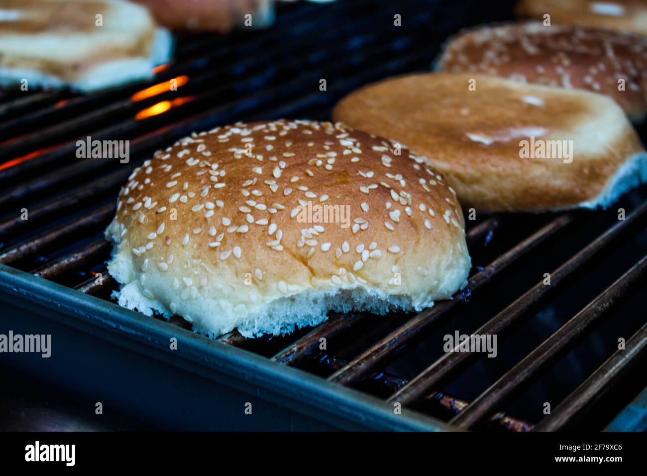 Hamburger grigliati con semi di sesamo in un recipiente in metallo. Foto Stock