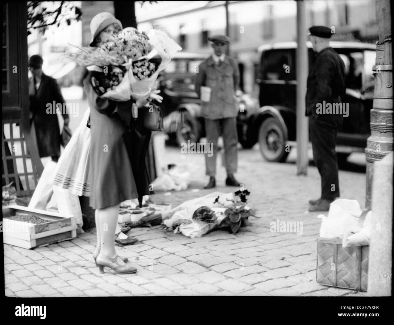 Acquisti di feste per il negozio di fiori. "La vita quotidiana in Svezia 1930" le notizie di oggi hanno annunciato un concorso fotografico il 15 giugno 1930 per i fotografi dilettanti. Il tema era che 'in fotografie logicamente coerenti danno scorci di forme originali o quotidiane della vita del popolo svedese, nel fine settimana e nel Möcken.' Il modello di contribuzione delle corse era la nota pagina di immagini 'il fotografo racconta' nelle notizie di oggi domeniche. Il numero di fotografie in ogni serie sarebbe almeno 10, non più di 12.Som Price Board ha lavorato due dei dipendenti del giornale e professore associato John Herzberg a KTH, anche sapere Foto Stock