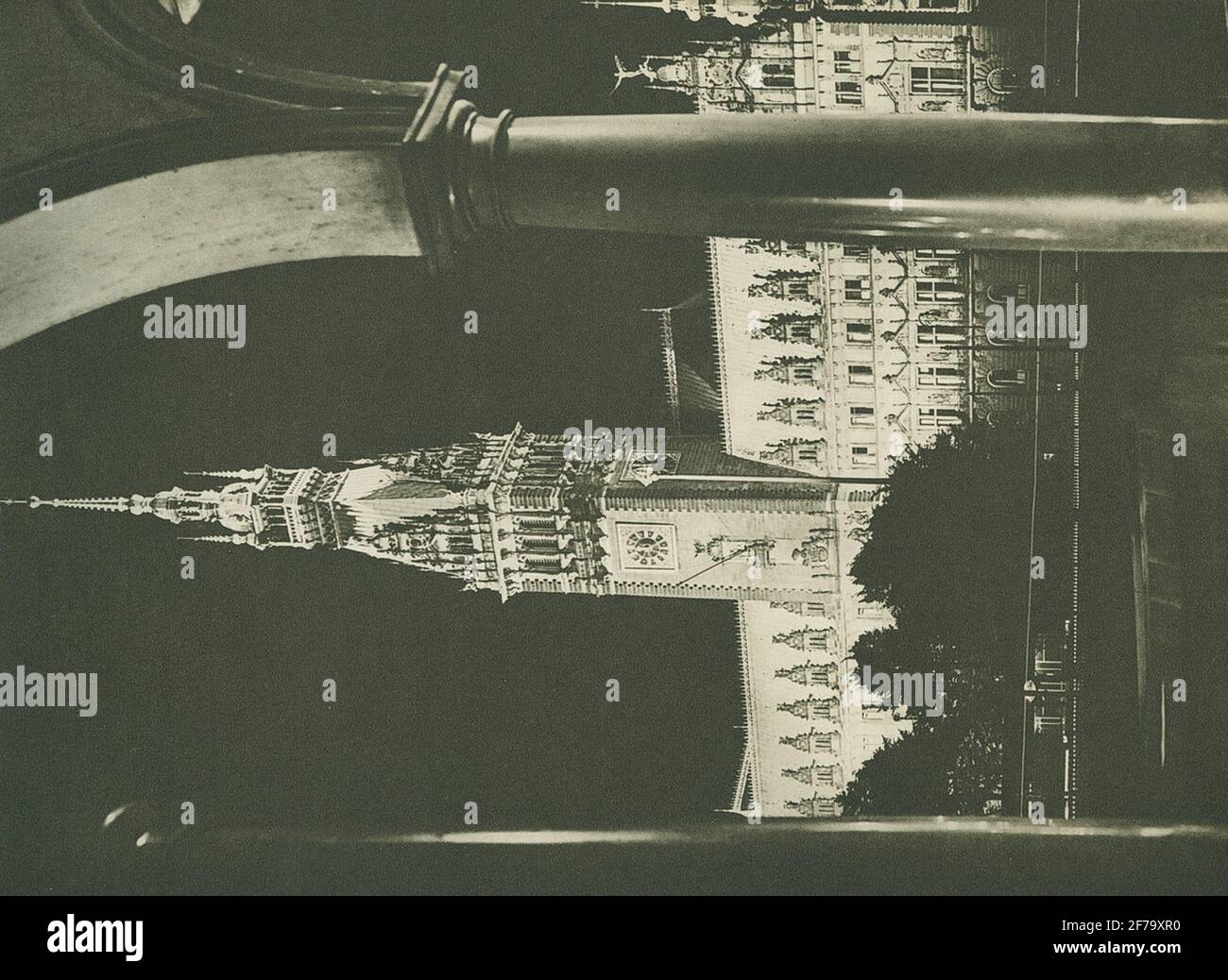 Building Impairment ',' Hamburger Town Hall, lampade paraboliche Mail '. Image ur Boken' Zeiss Mirrored System Zeiss-Wiscott in architettura: Una collezione di sistemi di illuminazione '. Boken GAVS UT AV Berlin-Zehlendorf: Zeiss Ikon a.g., Goerzwerk, 1937. Foto Stock