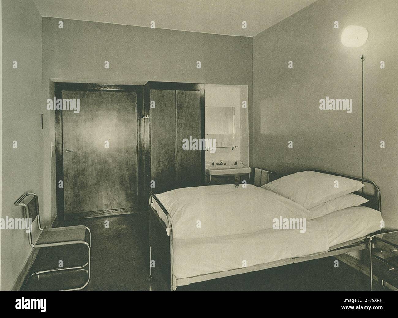 Grane Zimmer ', Landhausklinik, Berlin-Wilmersdorf, Plan Mail Lamps'. Image ur Boken 'Zeiss Specchio Light System Zeiss-Wiscott in the architecture: A collection of lighting Systems realizzed'. Boken GAVS UT AV Berlin-Zehlendorf: Zeiss Ikon a.g., Goerzwerk, 1937. Foto Stock