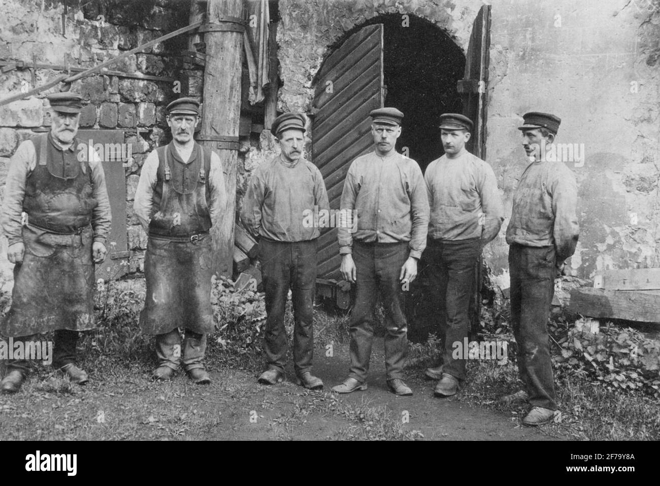 Hedvigsfors mill.clens media Lindgren. Tre fratelli a sinistra con ogni figlio a destra nello stesso ordine dei padri. Foto del 1918 circa. Foto Stock