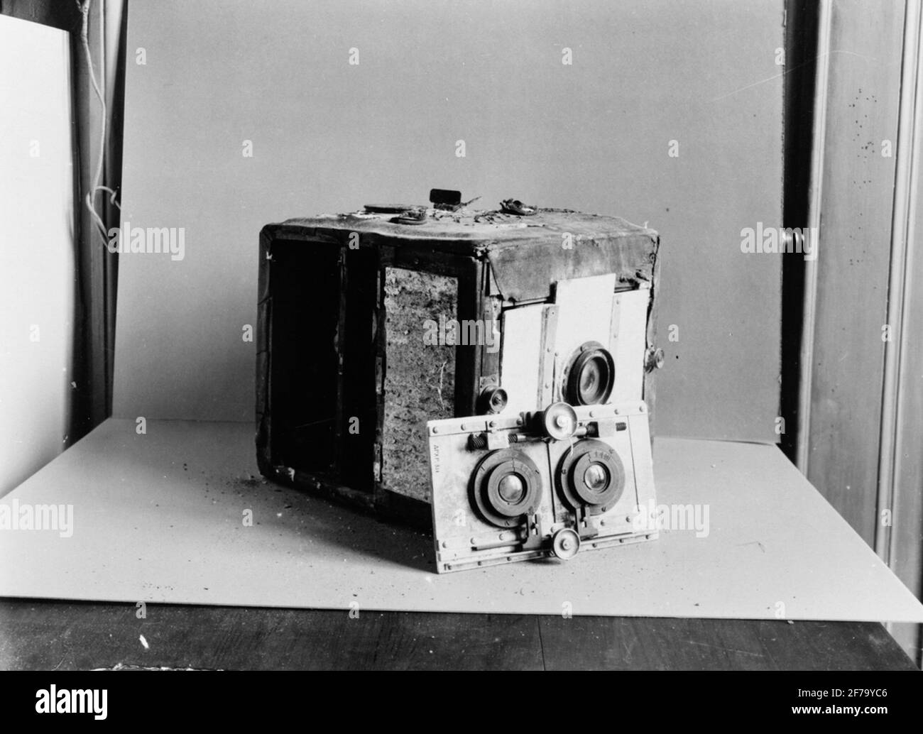 L'obiettivo di copia stereo dell'apparecchio fotografico (fotocamera) alla fotocamera era: 2 OBJ. Montato su una scheda obj lasca. Stampato 'Aées-PXP-1896'. Obj. Voro contrassegnato con 'C.P. Goerz', Berlino, Doppel Anastigmat. D.R.P. N. 24046. Serie III / 0 F. 120 m / m. Foto Stock