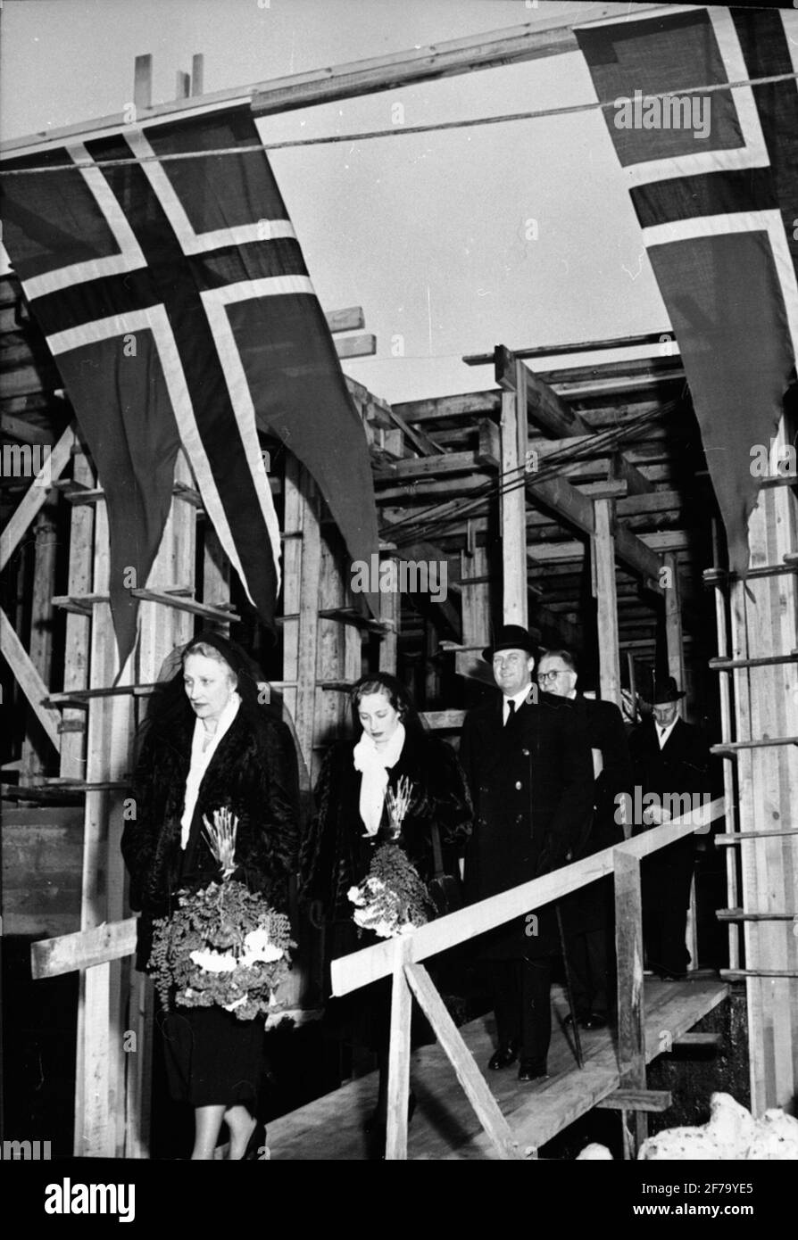 Costruttore: Impresa di costruzioni Contraente, Stoccolma. La principessa della corona Märtha, la principessa Ragnhild e poi il principe ereditario Olav dalla Norvegia arrivano alla cerimonia di fondazione presso l'ambasciata norvegese. Foto Stock