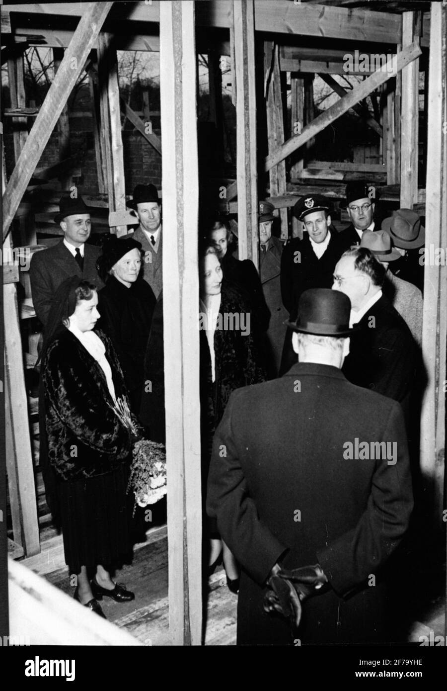 Costruttore: Impresa di costruzioni Contraente, Stoccolma. La principessa della corona Märtha, la principessa Ragnhild e poi il principe ereditario Olav dalla Norvegia arrivano alla cerimonia di fondazione al norvegese AMBASS. Foto Stock