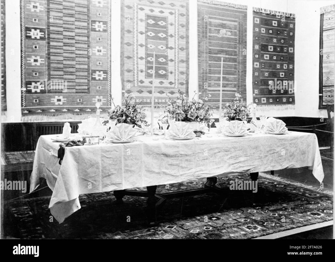 Building and Stay 'Exhibition a Liljevalchs Konsthall 1928.Dovådabord con tovaglioli rotti. Appendi mazzi alle pareti. Foto Stock