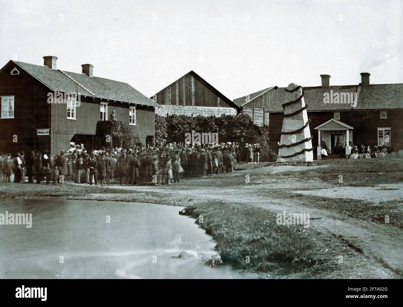 Gruvfogdården a Långbanshyttan, originariamente costruito nel 1770 da Johan Yngström.i l'ala sinistra visse la figlia Sofia e la sua famiglia, quando John Ericsson nacque il 31 luglio 1803.Senare lo stesso anno, si trasferirono nell'edificio principale. L'immagine scattata 3 settembre 1867, quando la gente di campagna ha lasciato la pietra commemorativa enorme sul cortile per onorare John Ericsson. Foto Stock