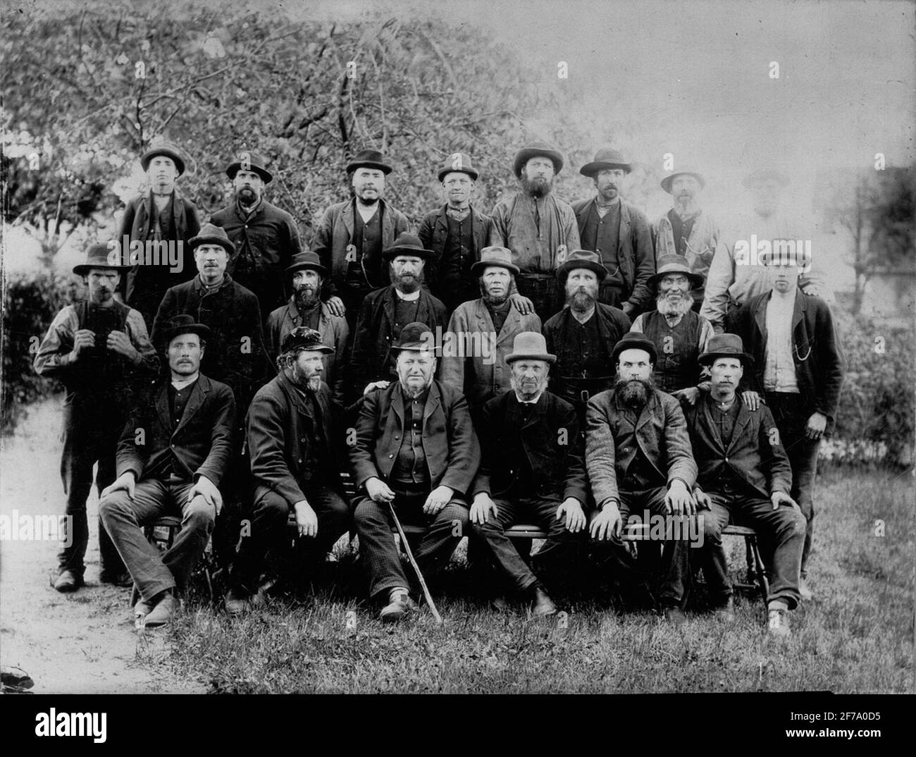 Addetti alla cabina di Ökevikhyttan. Al centro, l'uomo di montagna è Anders Andersson, cabina nebbia, b. 1810, D.1870. Foto Stock