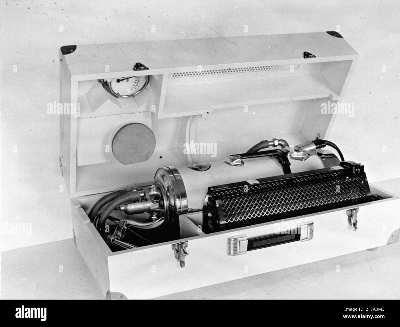 Apparecchio di massaggio sottovuoto. Trasportabile e specificamente destinato al trattamento di danni da freddo, coaguli di sangue e simili. Foto Stock