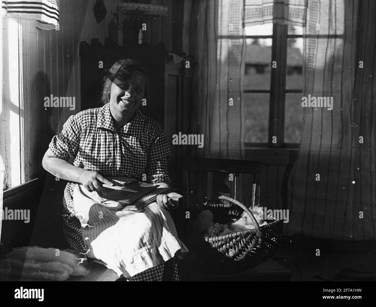 Immagine skioptic con motivi della mostra Göteborg 1923. Donna dimostra come condividere la lana. Foto Stock