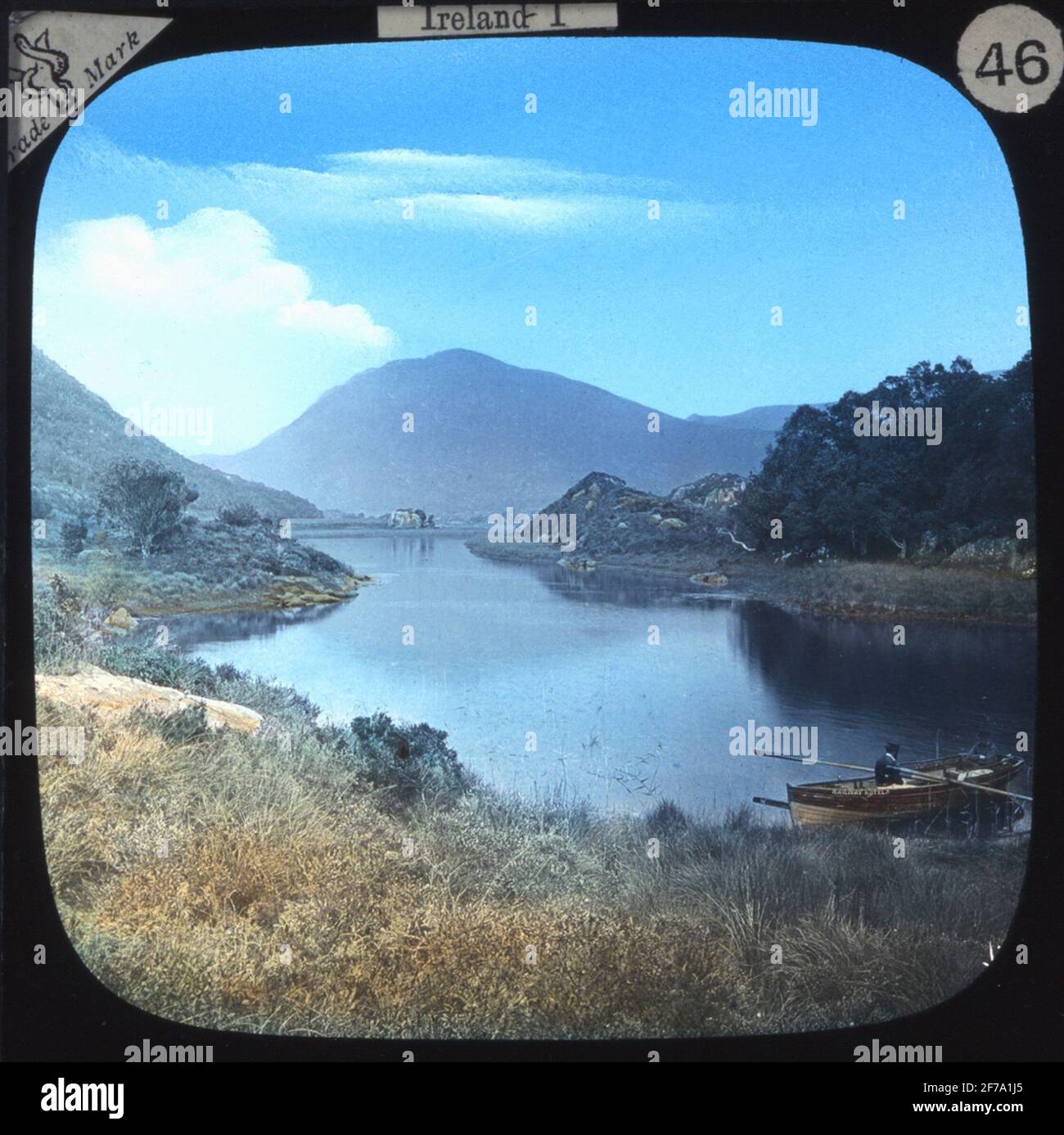 Fotografie colorate.Vista topografica dall'Irlanda, in barca in primo piano. Dalla serie di immagini 'Ireland i'. Foto Stock