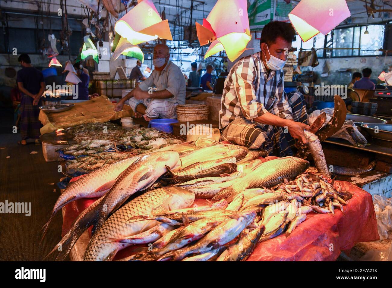Dhaka, Bangladesh. 05 aprile 2021. I venditori di pesce hanno visto passare il tempo pigro nel mercato del pesce di Mohakhali a causa del blocco in Dhaka. Credit: SOPA Images Limited/Alamy Live News Foto Stock