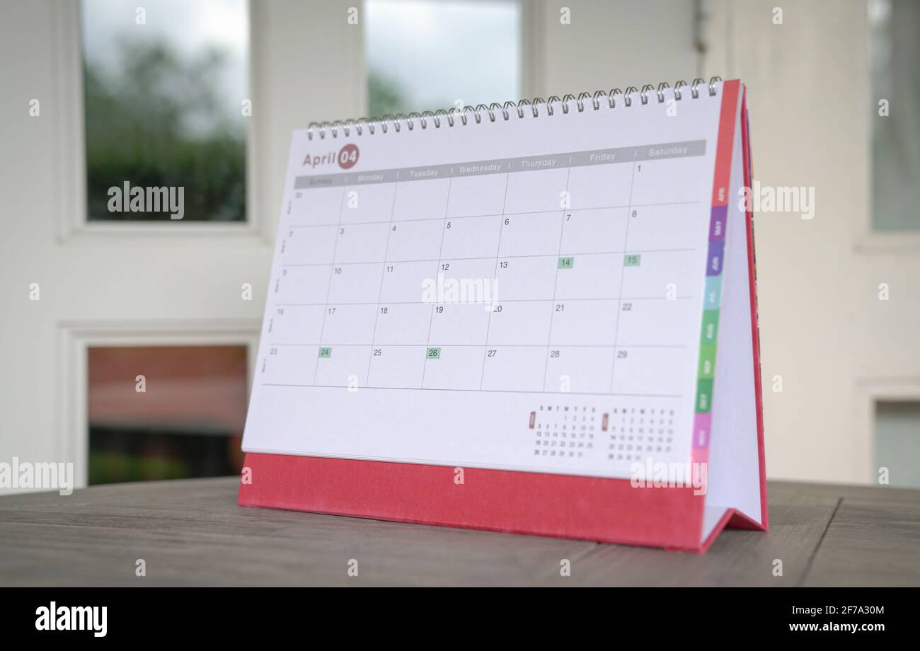 Calendario sul tavolo. Messa a fuoco selettiva, sfondo sfocato. Foto Stock