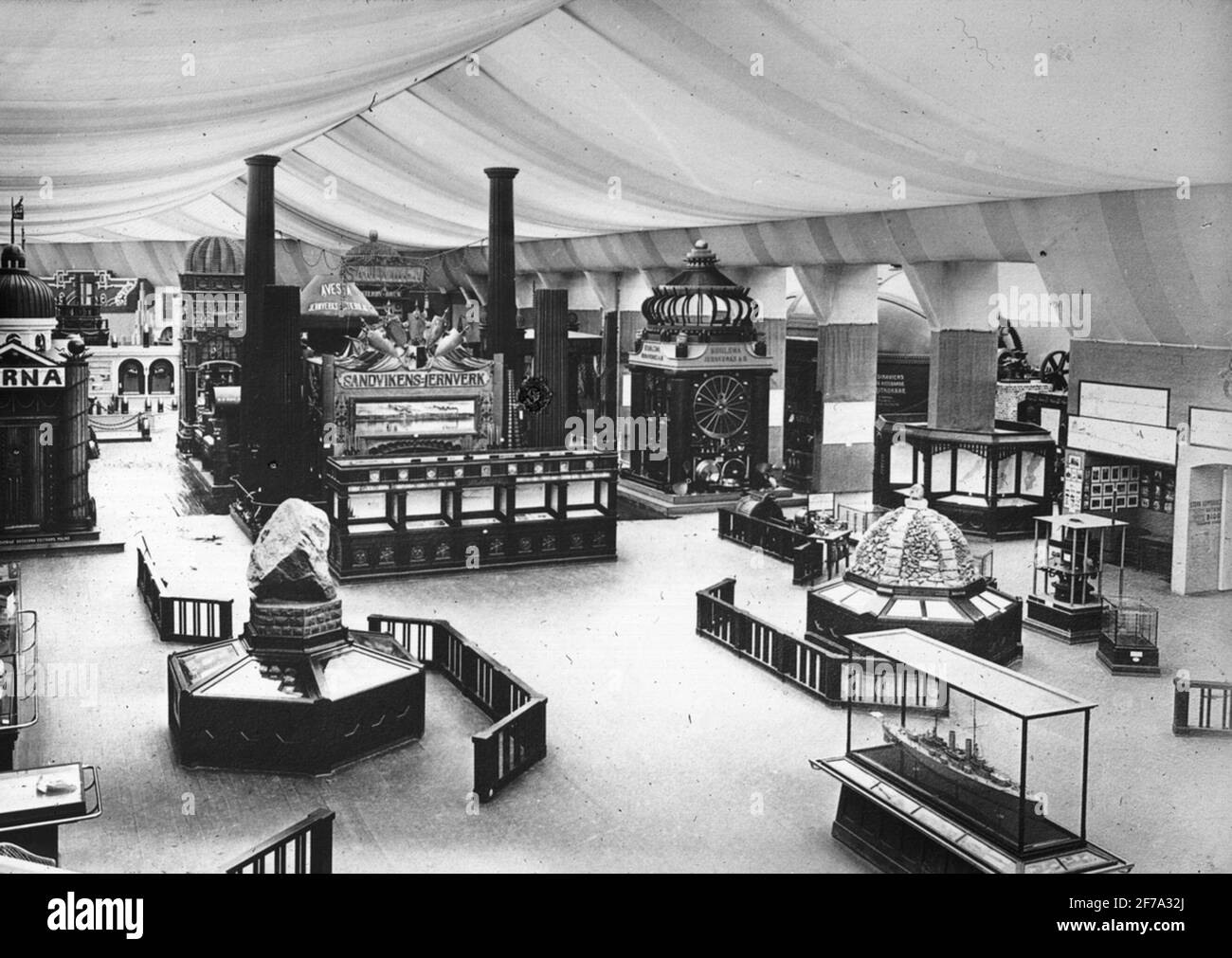 Immagine di Skiopticone con motivi della mostra baltica di Malmö nel 1914, esposizione dell'industria e dell'artigianato. Vista sulla sala espositiva. Foto Stock