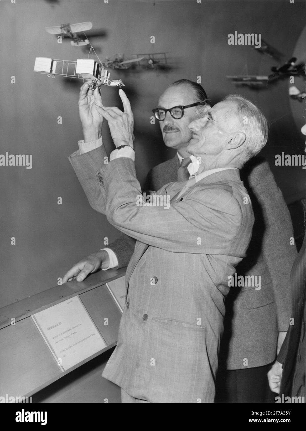 Gabriel Voisin visita al Museo tecnico il 14 giugno 1954. Direttore del museo Torsten Althin. Foto Stock