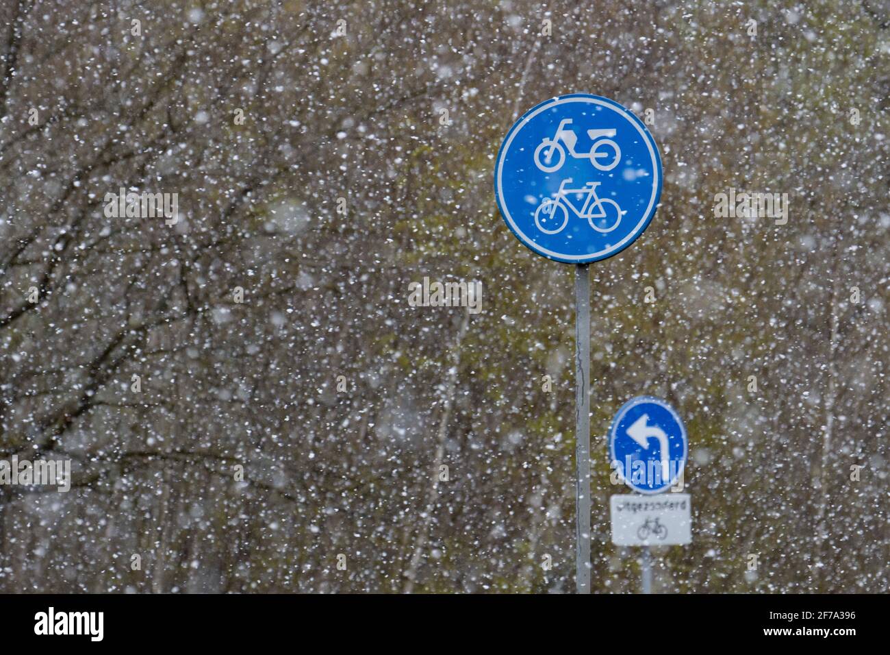 Veldhoven, Paesi Bassi. 05 aprile 2021. Segnali di bicicletta durante la nevicata in Veldhoven.strana nevicata seguita da forti venti, grandine e basse temperature di congelamento in Europa. La neve del lunedì di Pasqua è un raro fenomeno del freddo, mentre le temperature sono anche sotto zero gradi Celsius, 15 gradi in meno rispetto al solito per i primi giorni della primavera e aprile. Credit: SOPA Images Limited/Alamy Live News Foto Stock
