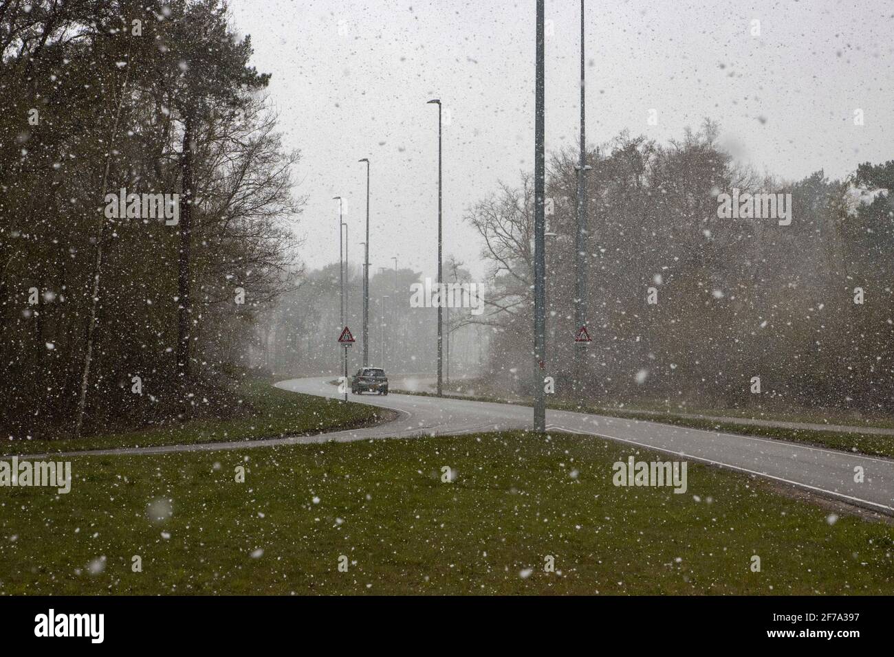 Veldhoven, Paesi Bassi. 05 aprile 2021. Strade vuote viste durante la nevicata.strana nevicata seguita da forti venti, grandine e basse temperature gelide in Europa. La neve del lunedì di Pasqua è un raro fenomeno del freddo, mentre le temperature sono anche sotto zero gradi Celsius, 15 gradi in meno rispetto al solito per i primi giorni della primavera e aprile. Credit: SOPA Images Limited/Alamy Live News Foto Stock