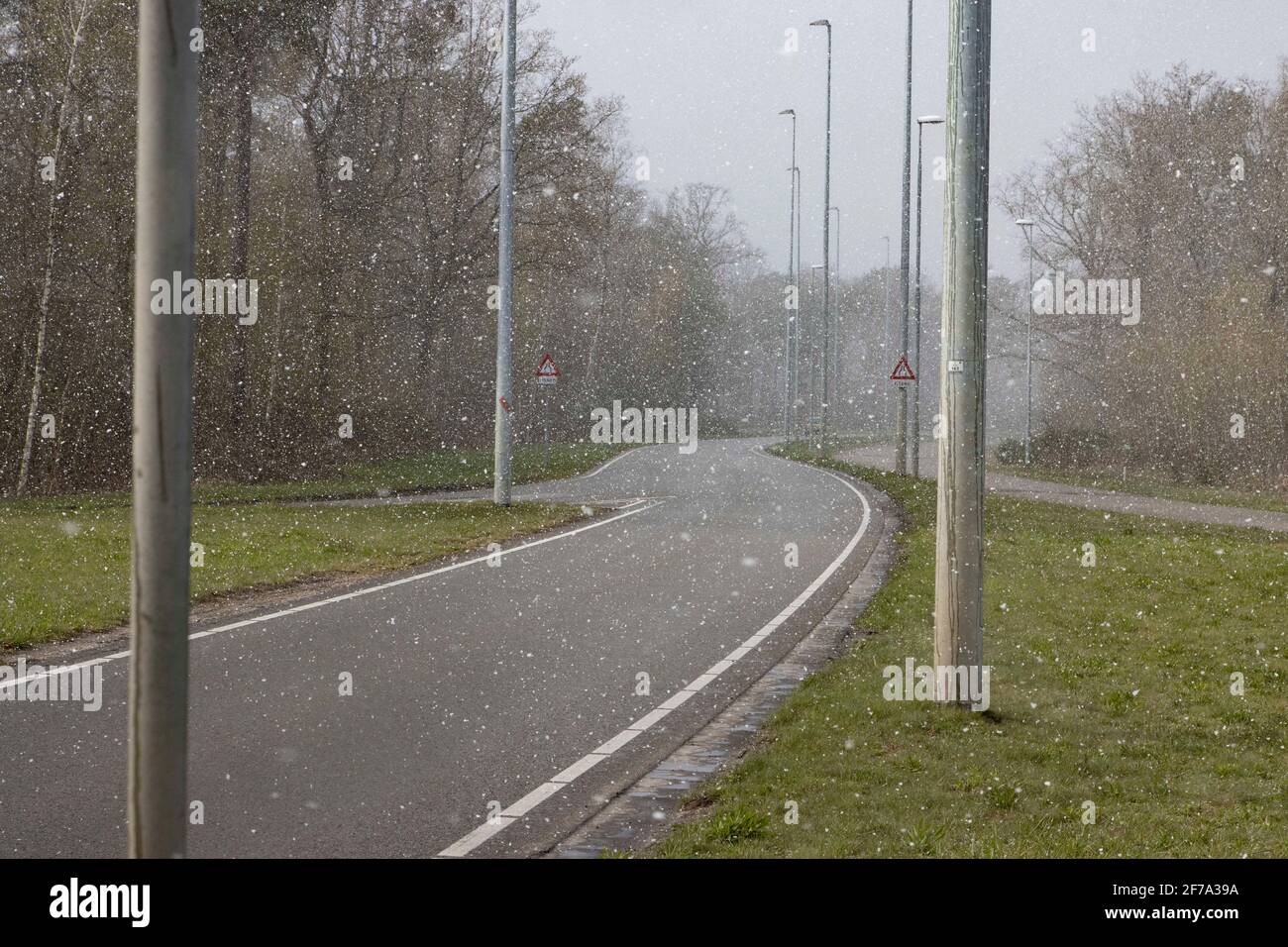 Veldhoven, Paesi Bassi. 05 aprile 2021. Strade vuote viste durante la nevicata.strana nevicata seguita da forti venti, grandine e basse temperature gelide in Europa. La neve del lunedì di Pasqua è un raro fenomeno del freddo, mentre le temperature sono anche sotto zero gradi Celsius, 15 gradi in meno rispetto al solito per i primi giorni della primavera e aprile. Credit: SOPA Images Limited/Alamy Live News Foto Stock