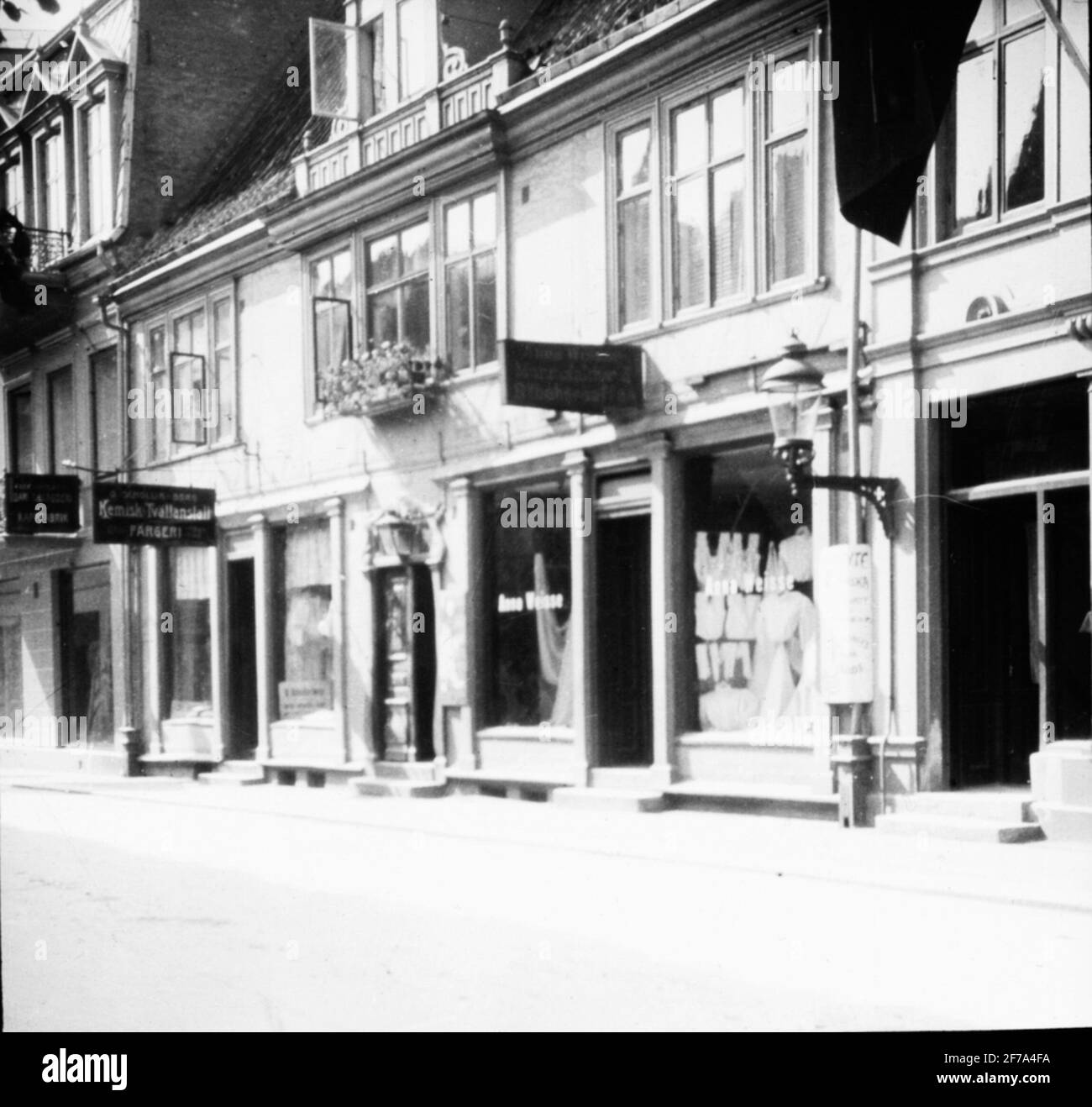 Icona Skiopter con motivi da strada a Helsingborg. Centro lavaggio chimico, colorazione. Northern Storgatan 9 che dopo un restauro negli anni '20 passa sotto il nome di Gamlegård.l'immagine è stata conservata in cartone etichettato: Helsingborg 8. 1908 Foto Stock