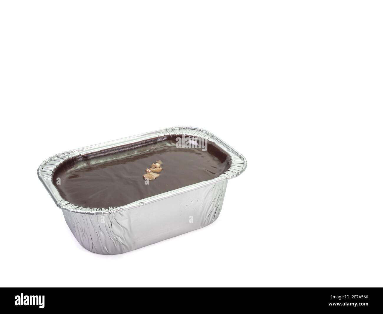 Torta al cioccolato fondente, un primo piano di mousse brownie torta fatta in casa in una tazza di lamina di alluminio isolato su sfondo bianco. Foto Stock