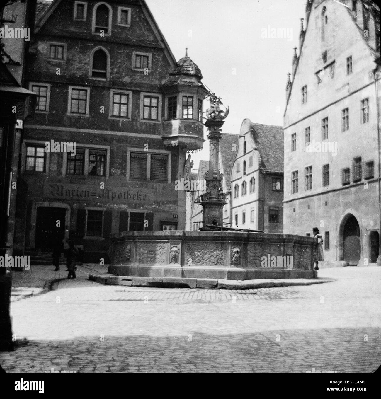 Icona Skiopty con motivi di fontana in piazza, accanto alla farmacia, a Rothenburg.l'immagine è stata conservata in cartone etichettato: Rothenburg II 1901. Foto Stock
