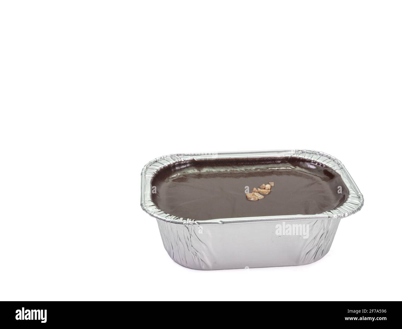 Torta al cioccolato fondente, un primo piano di mousse brownie torta fatta in casa in una tazza di lamina di alluminio isolato su sfondo bianco. Foto Stock