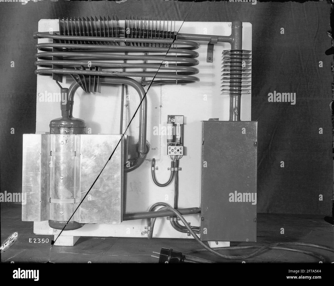 Frigorifero 'economico' dalla Svizzera, gabinetto da dietro con apparecchio  Foto stock - Alamy