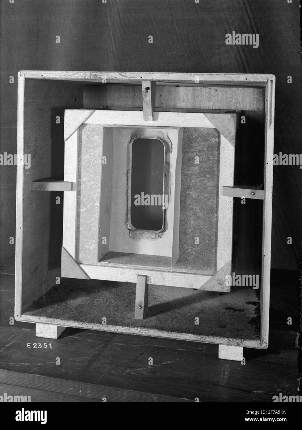 Frigorifero 'economico' dalla Svizzera, gabinetto da dietro senza apparecchio. Foto Stock