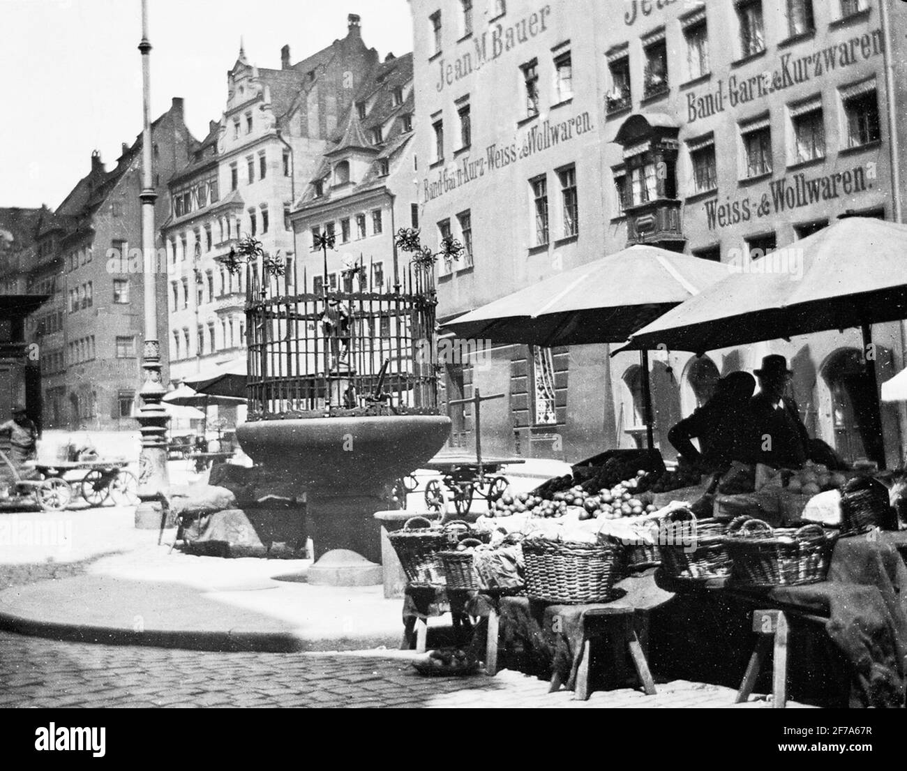 SkiopT icona con Motif Market Stand nella piazza di Norimberga, accanto alla fontana. L'immagine è stata conservata in cartone etichettato: Norimberga 1901. V. Foto Stock